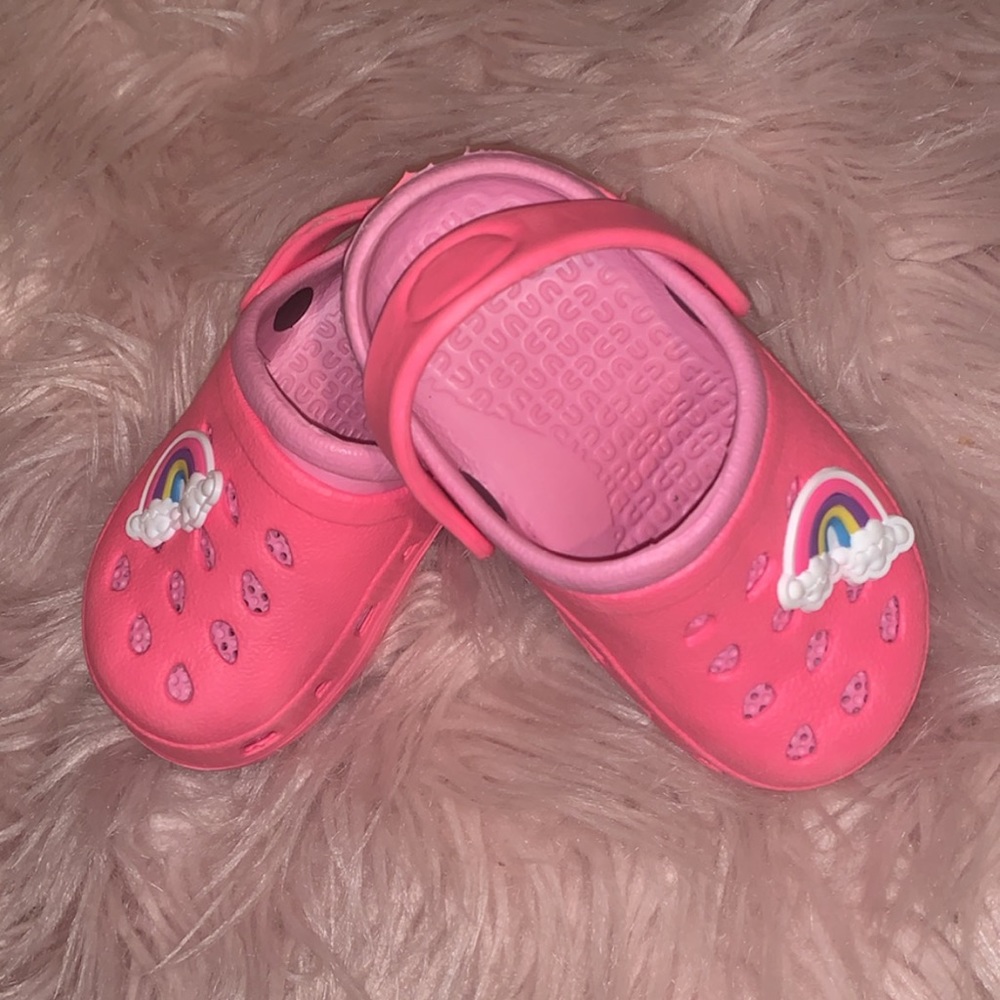 Toddler girl pink rainbow crocs size 7/8